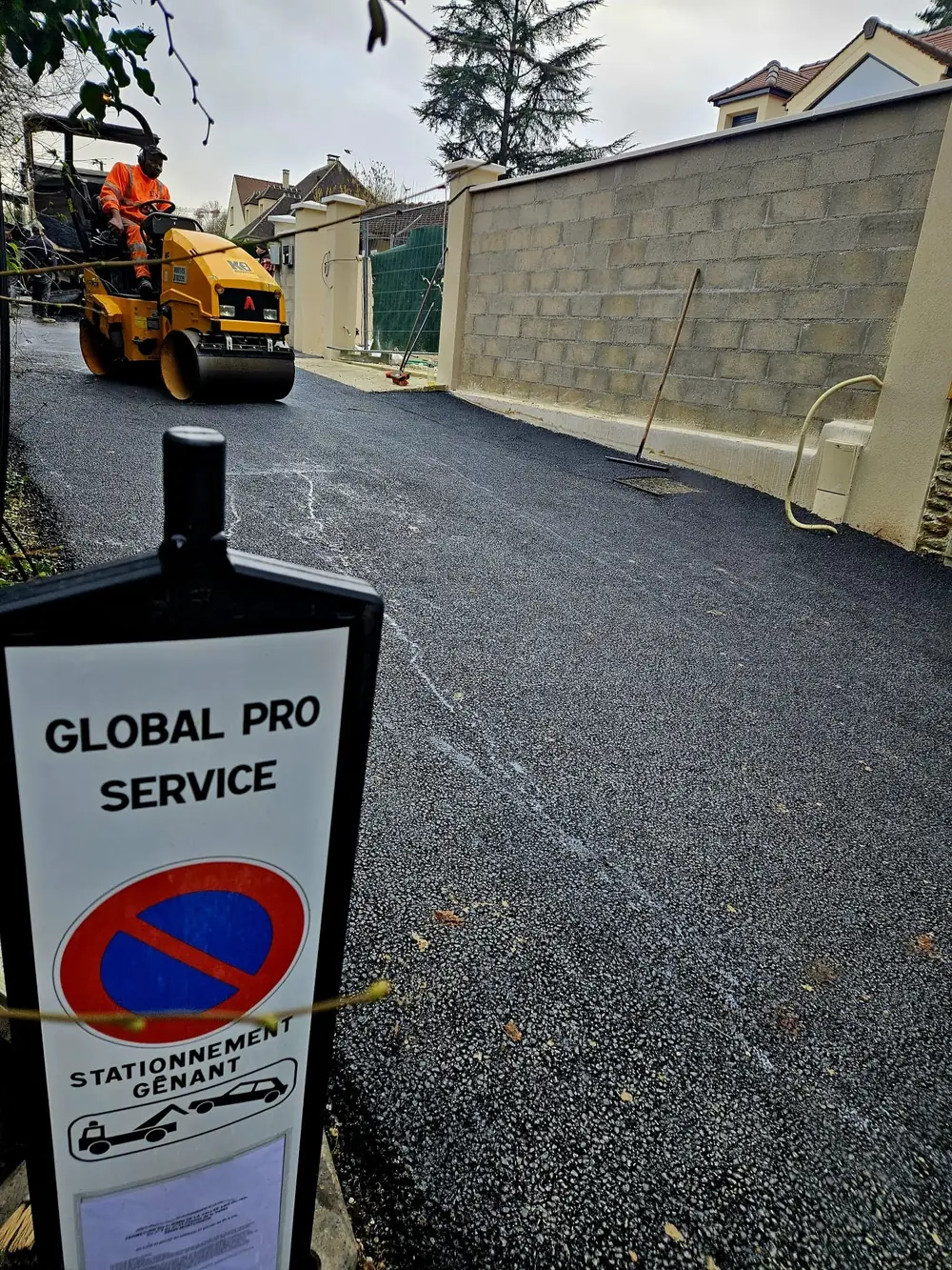 Réfection de ruelle — Enrobé neuf compacté au cylindre, stationnement interdit pendant le chantier.