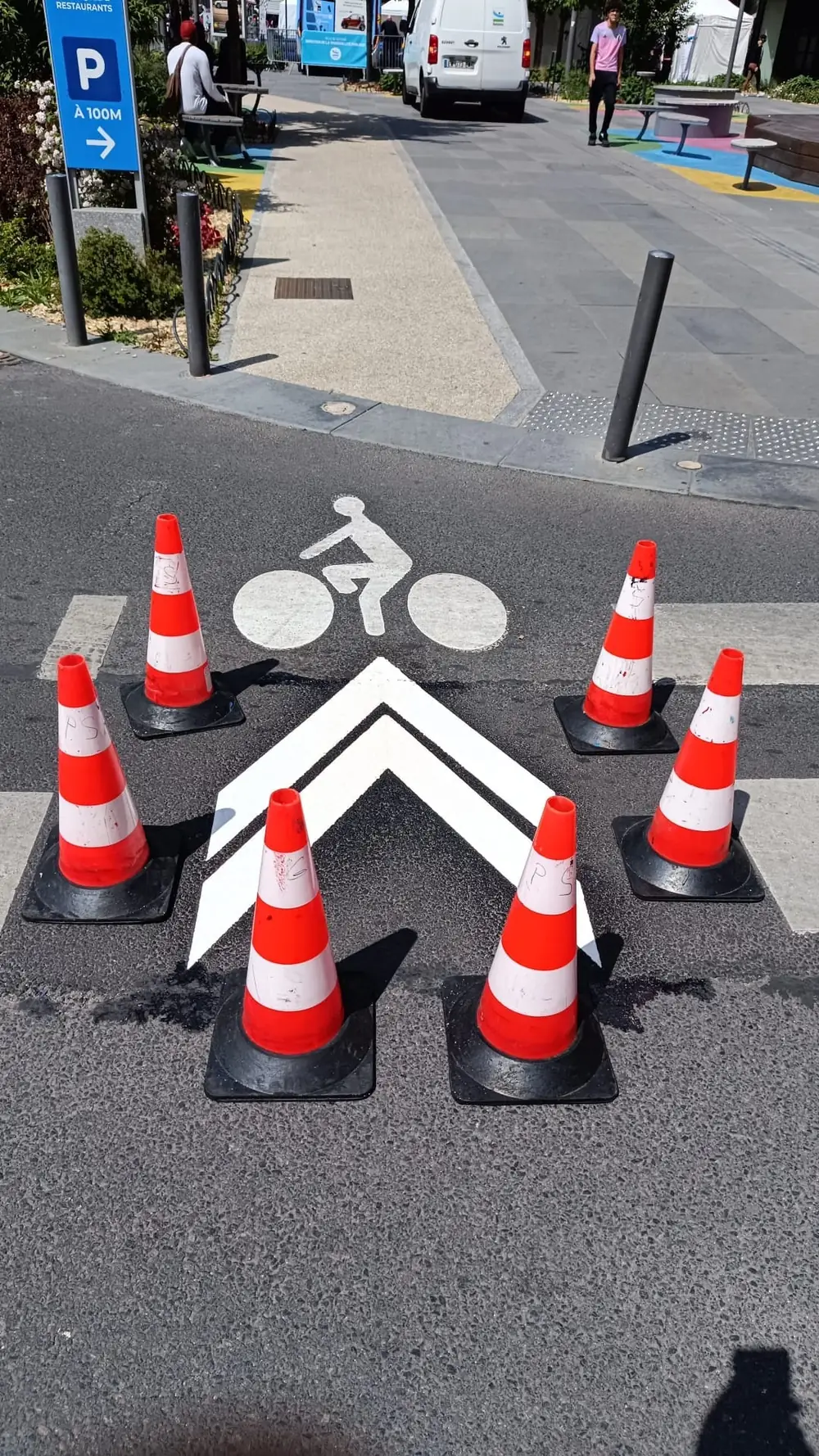 Logo vélo & chevrons — Pictogramme cycliste et chevrons, protégés par cônes au séchage.