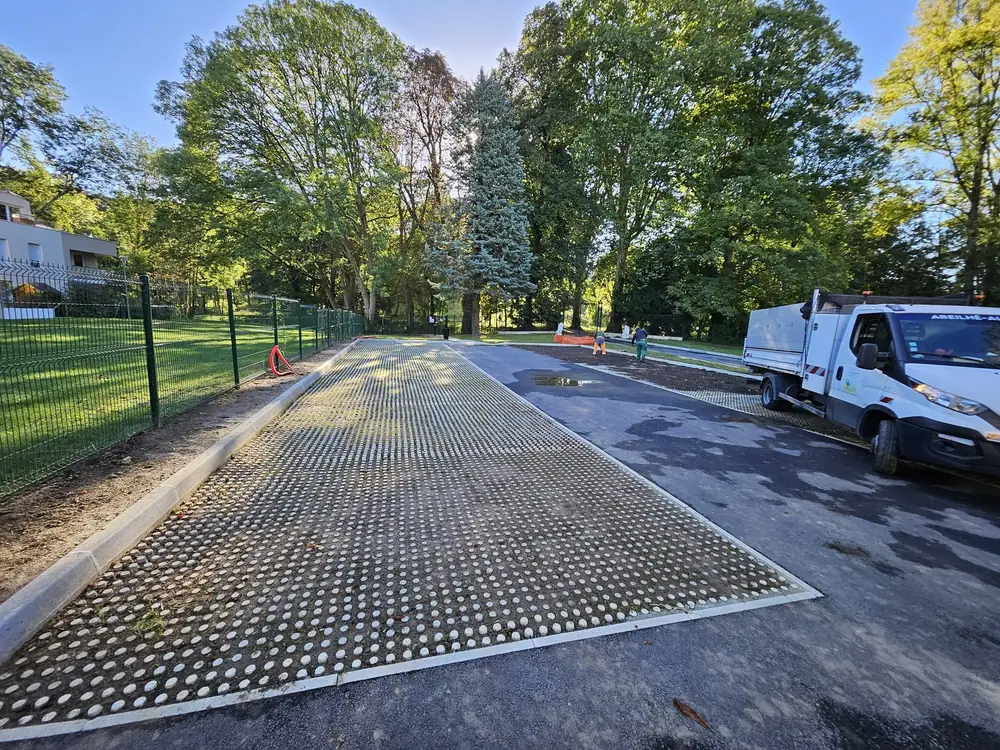 Parking en dalles engazonnées — Places perméables en dalles alvéolées, allée en enrobé.