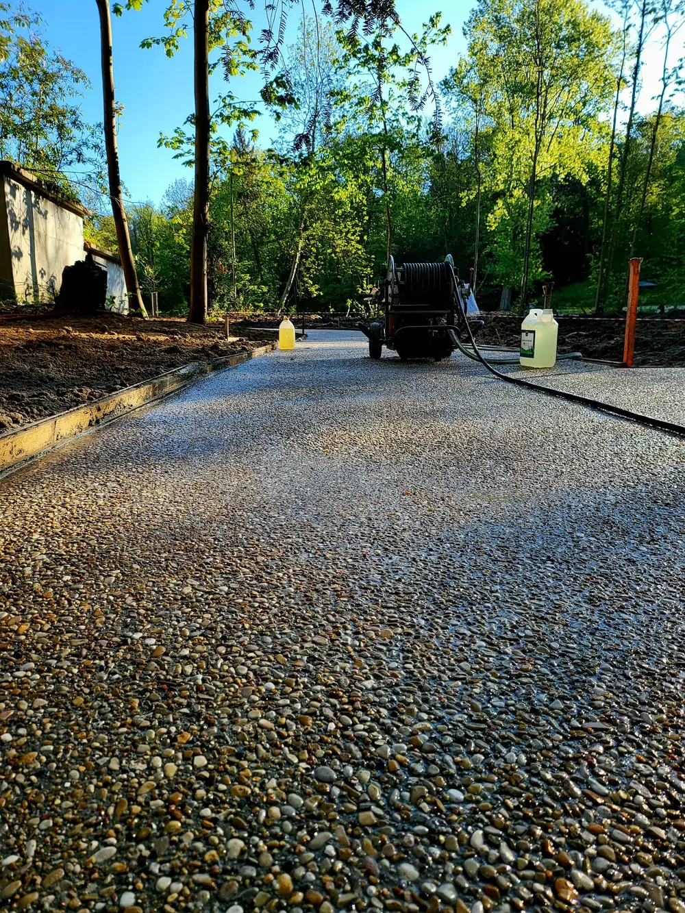 Allée en béton désactivé — Granulats apparents après désactivation.