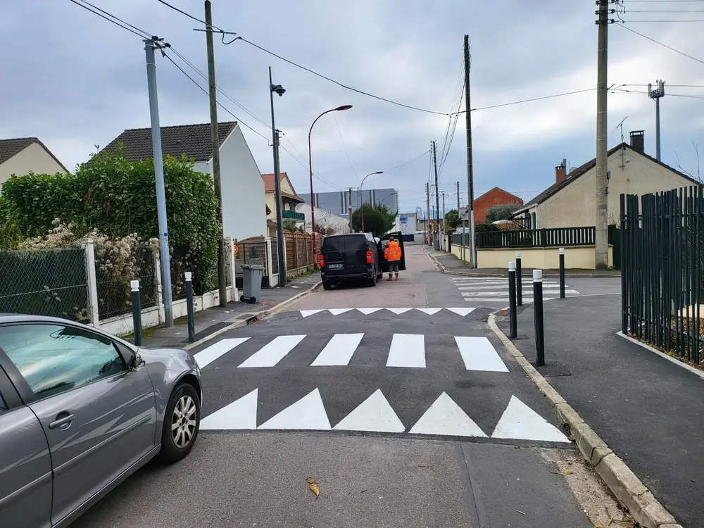 Plateau & dents de requin — Passage piéton sur plateau ralentisseur.