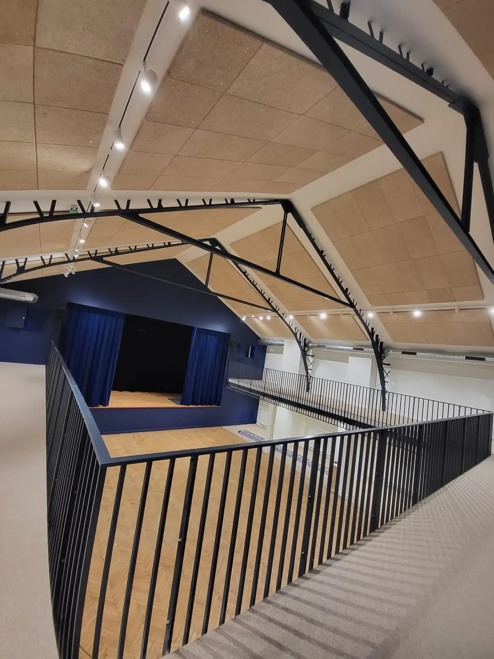 Salle des fêtes livrée — Charpente métallique, plafond acoustique, garde-corps.